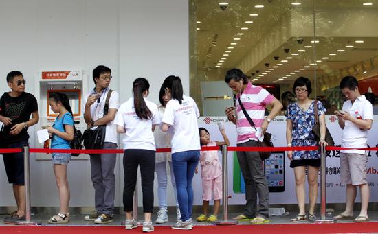 Customers line up at an outlet of China United Telecommunications Corp in Guangzhou, capital of Guangdong Province. (Photo/CHINA DAILY)