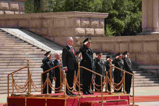 Wei Fenghe and James Mattis inspect the guard of honor. /CGTN Photo