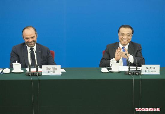 Chinese Premier Li Keqiang (R) and his visiting French counterpart Edouard Philippe attend a symposium that gathered executives from more than 30 Chinese and French enterprises in Beijing, capital of China, June 25, 2018. (Xinhua/Wang Ye)