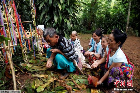 People pray for rescue of 12 young soccer team members and their coach who went missing in a large cave in Chiang Rai province, in northern Thailand on June 27.  (Photo/Agencies)