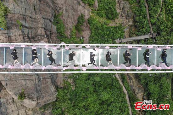 Unconventional graduation photos on glass skyway