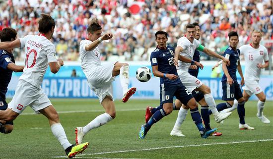 Jan Bednarek (3rd L) of Poland scores a goal during the 2018 FIFA World Cup Group H match between Japan and Poland in Volgograd, Russia, June 28, 2018. (Xinhua/Yang Lei)