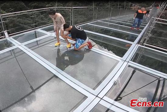 Terrifying glass bridge opens to the public in Guangdong