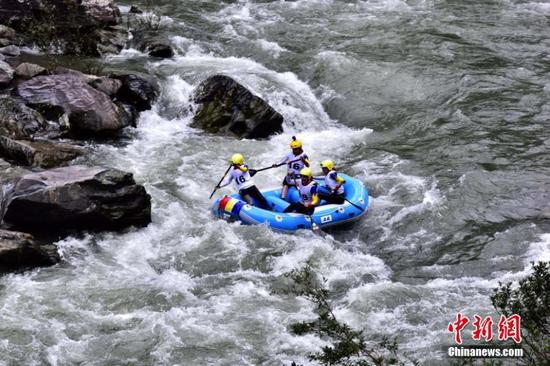 Players from 16 countries join rafting competition in Guilin