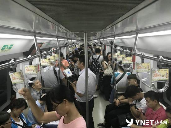 A Line 6 train sprayed with the photocatalyst [Photo: Beijing Youth Daily]