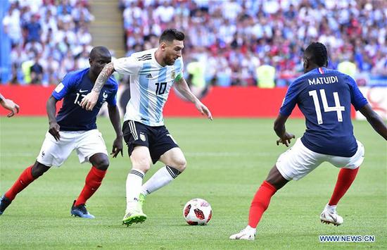 Lionel Messi (C) of Argentina breaks through with the ball during the 2018 FIFA World Cup round of 16 match between France and Argentina in Kazan, Russia, on June 30, 2018. (Xinhua/Chen Yichen)