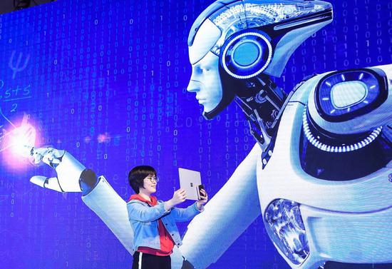 A student tries Hyphen's AI-enabled learning system at a brand-upgrading conference in Beijing earlier this year. (Photo provided to China Daily)