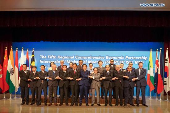 Trade ministers and representatives pose for group photos in Tokyo, Japan, July 1, 2018.  (Xinhua)