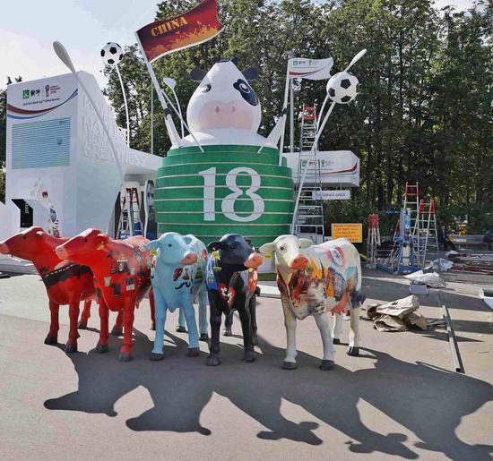 The booth of Mengniu, a dairy producer based in North China's Inner Mongolia autonomous region, stands outside a World Cup venue in Moscow. Mengniu is one of seven Chinese companies sponsoring the tournament. （Photo/China Daily）