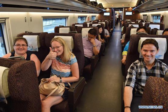 Passengers take the G7 new longer Fuxing bullet train from Beijing to Shanghai, July 1, 2018. （Photo/Xinhua）