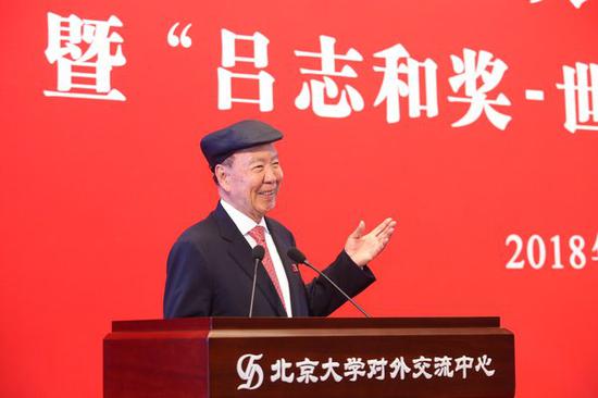 Lui Che-woo delivers a speech at Peking University as he receives the title of 