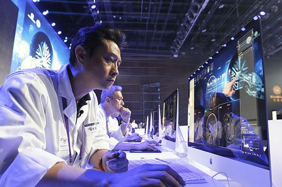 Radiologist Zhang Junhai from Shanghai Huashan Hospital reads a medical image display during a competition with BioMind, an artificial intelligence system, in Beijing on Saturday.(Photo by Chen Zebing/China Daily)