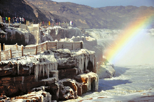 A rainbow arches over Hukou Waterfall on the Yellow River in Jixian county, Shanxi province, Dec 11. The frozen waterfall and handrails at the scenic area have attracted many visitors and photography enthusiasts. (Photo/Shanxi Daily)