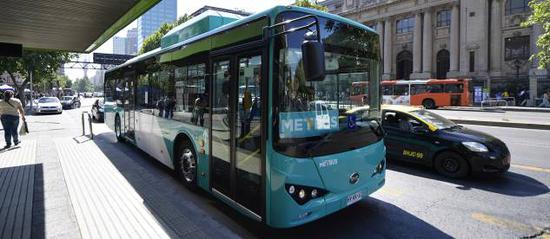 BYD pure electric bus operating Metbus Line 516, covering Santiago's main arteries.  (Photo courtesy of BYD Co. Ltd.)