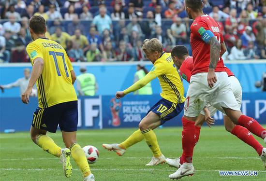 Emil Forsberg (2nd L) of Sweden shoots to score during the 2018 FIFA World Cup round of 16 match between Switzerland and Sweden in Saint Petersburg, Russia, July 3, 2018. (Xinhua/Cao Can)