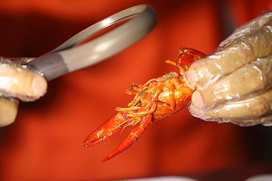 Hundreds of millions of the small red crustaceans are being served in bars and restaurants in Russia and China, as hunger can strike unexpectedly when staying up late to watch the games. (Photo provided to China Daily)