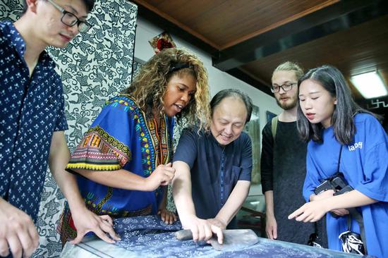 Chinese and British students experience traditional textile craft in Jiangsu