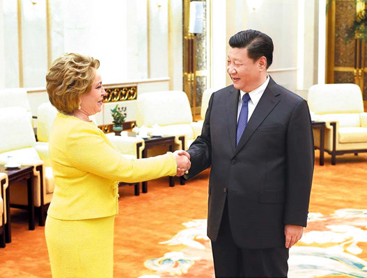 President Xi Jinping meets with Valentina Matviyenko, chairwoman of the Federation Council of Russia, at the Great Hall of the People in Beijing on Wednesday. The council is the upper house of the Federal Assembly, Russia’s legislature. (FENG YONGBIN/CHINA DAILY)