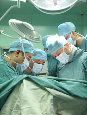 Doctors perform the liver transplant operation. (Photo provided to chinadaily.com.cn)