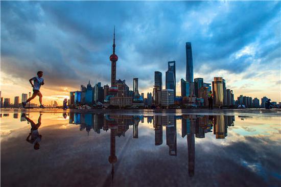 The Bund, Shanghai's most-famous tourist destination, overlooks the Huangpu River and the Lujiazui skyline. (Photo by Gao Erqiang and Alywin Chew/China Daily)