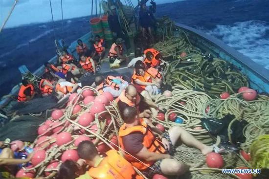 Rescued tourists get on a boat near the island of Phuket, Thailand, July 5, 2018. Until 8:30 p.m. local time (1330 GMT) Thursday, the majority of 133 passengers on two boats overturned by rough seas in southern Thailand were saved, but the Thai authority cannot confirm all of them are saved now, said Chinese Consulate-General in Songkhla on Thursday.(Xinhua)
