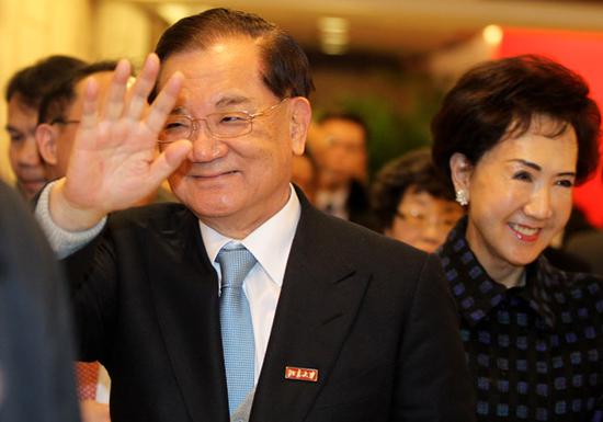 File photo shows Kuomintang Honorary Chairman Lien Chan leaves Peking University with his wife Lien Fang-yu during their visit in Beijing in 2014. (Photo/China Daily)