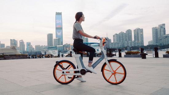 A user of a Mobike electric bike in Shanghai. (Photo provided to China Daily)