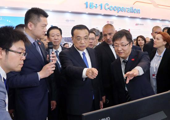 Premier Li Keqiang visits an exhibition of cooperation between China and the 16 Central and Eastern European countries on Saturday in Sofia, Bulgaria, where the eighth China-CEEC Economic and Trade Forum was held. (Photo/Xinhua)