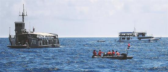 Friends return survivor Huang Junxiong to his ward in Phuket on Sunday. (QIn QING/XINHUA)