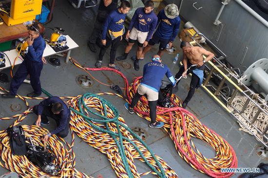 Members of Thai rescue team prepare to search for missing passengers from the capsized boat in the accident area in Phuket, Thailand, July 8, 2018. (Xinhua/Qin Qing) 