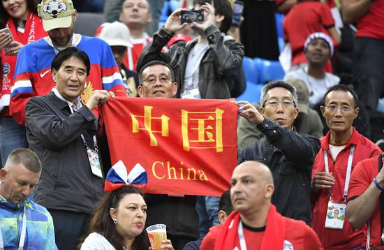 Chinese soccer fans display their loyalty during the match between Russia and Egypt in St. Pertersburg, Russia, on June 19. (Photo/Xinhua)