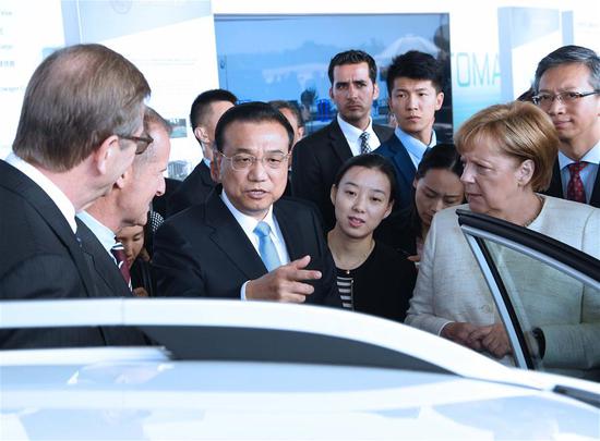 Chinese Premier Li Keqiang and German Chancellor Angela Merkel attend an autopilot cooperation exhibition between the two countries in Berlin, Germany, July 10, 2018. (Xinhua/Rao Aimin)