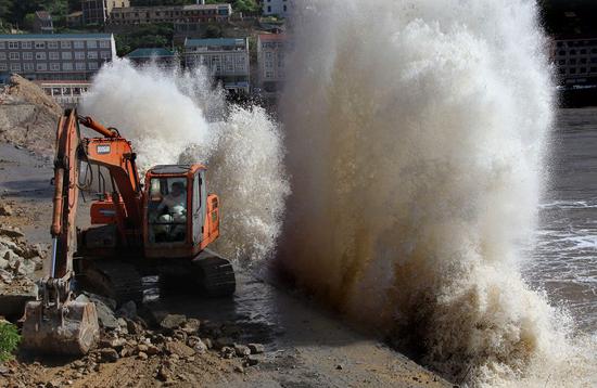 Waves crash against the shoreline of Wenling, Zhejiang province, on Monday, as super typhoon Maria approaches. Huge waves developed in coastal areas of Shitang township.  (Photo/China Daily)