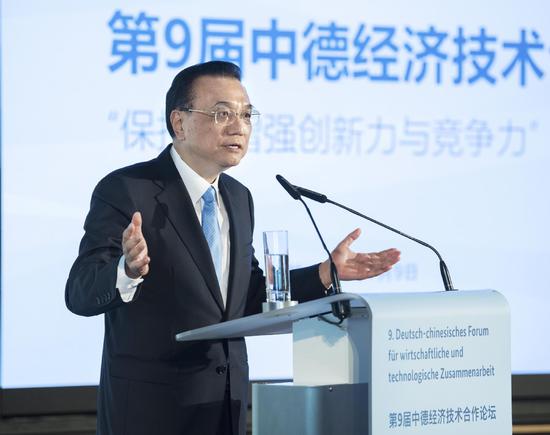 Chinese Premier Li Keqiang speaks at the closing ceremony of a forum on economic and technological cooperation in Berlin, Germany, July 9, 2018. German Chancellor Angela Merkel also attended the event. (Photo/Xinhua)