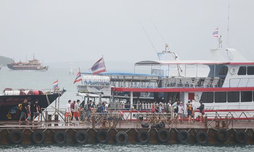 Chinese tourists board a ship off Chalong pier in Phuket on Monday morning. The Phuket tourist boat accident has not stopped travels to the sea amid calls for better security. (Photo: Cui Meng/GT)

