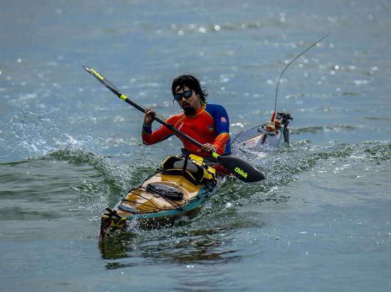 Tuo Junqing during the kayak trip along China's coastline. (Photo provided to chinadaily.com.cn)