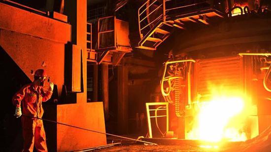 This undated photo shows a worker checking a molten steel at an iron and steel plant in Dalian, Liaoning province. (LIU DEBIN / CHINA DAILY)