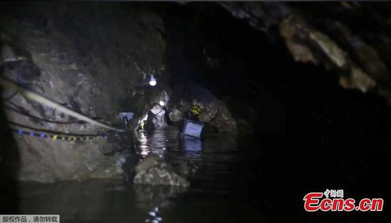 his undated image from video released via the Thai NavySEAL Facebook Page on July 11, 2018, shows rescuers hold an evacuated boy inside the Tham Luang Nang Non cave in Mae Sai, Chiang Rai province, in northern Thailand. (Photo/Agencies)