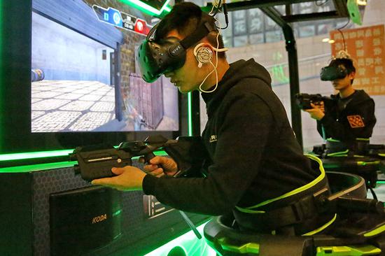 Gamers try out new virtual reality games at an internet café in Qinhuangdao, Hebei province. (Photo for China Daily by Cao Jianxiong)