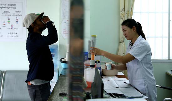 A drug user from Myanmar receives methadone treatment in Ruili, Yunnan Province. (ZOU HONG/CHINA DAILY)