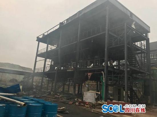 Photo shows the three-storeyed building was gutted and reduced to its frame. (Photo/SCOL.com.cn)
