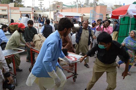 People transfer an injured man to hospital in southwest Pakistan's Quetta on July 13, 2018. At least 30 people were killed and 60 others injured after a suicide blast hit a convoy of a politician in Mastung district in southwestern Pakistan on Friday, according to local reports. (Xinhua/Irfan)