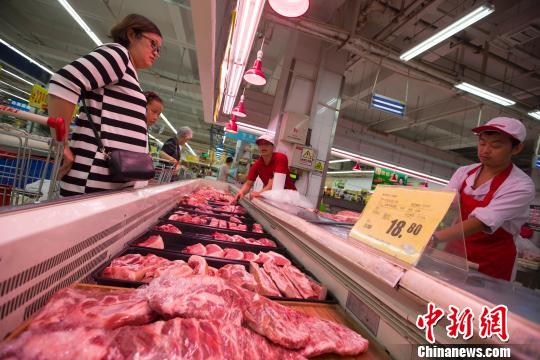 Customers buy pork imports at a supermarket in Taiyuan, Shanxi Province. (File photo/China News Service)