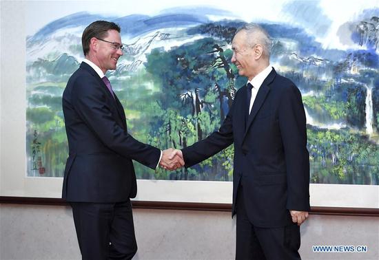 Chinese Vice Premier Liu He (R), also a member of the Political Bureau of the Communist Party of China Central Committee, meets with European Commission Vice President Jyrki Katainen, who is here to attend the 20th China-EU leaders' meeting, in Beijing, capital of China, July 16, 2018. (Xinhua/Yan Yan)