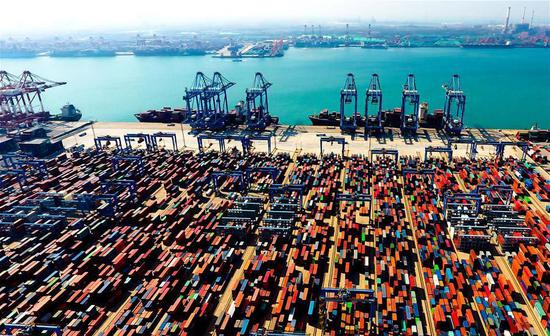 Aerial photo taken on May 4, 2018 shows an automatic container dock in Qingdao, East China's Shandong province. (Photo/Xinhua)