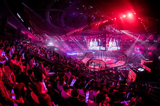 More than 20,000 fans cheer games in the League of Legends Pro League, China's top professional league for LOL, at the Dalian Sports Center Stadium in Dalian, Liaoning province, where the Chinese league claimed the regional championship by defeating the league from South Korea 3-2 on July 8. (CHINA DAILY)