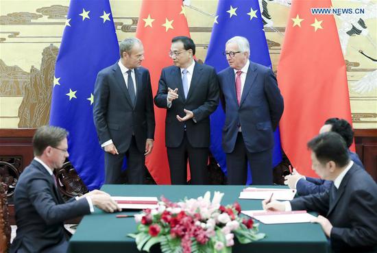Chinese Premier Li Keqiang (C, back), European Council President Donald Tusk (L, back) and European Commission President Jean-Claude Juncker (R, back) witness the signing of a series of documents in the areas of investment, environment protection, circular economy, a blue partnership for the oceans and customs after the 20th China-EU leaders' meeting in Beijing, capital of China, July 16, 2018.  (Xinhua/Ding Haitao)