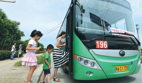 Passengers board an electric bus in Zhengzhou, capital of Henan province. (Photo by Zhang Tao/for China Daily)