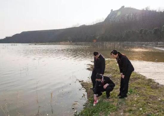 Police take evidence in Taihu Lake./ Guangmingwang Photo