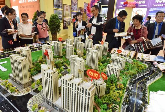 Potential homebuyers at a property expo held in Dalian, Liaoning province.(Photo for China Daily/Wang Xizeng)